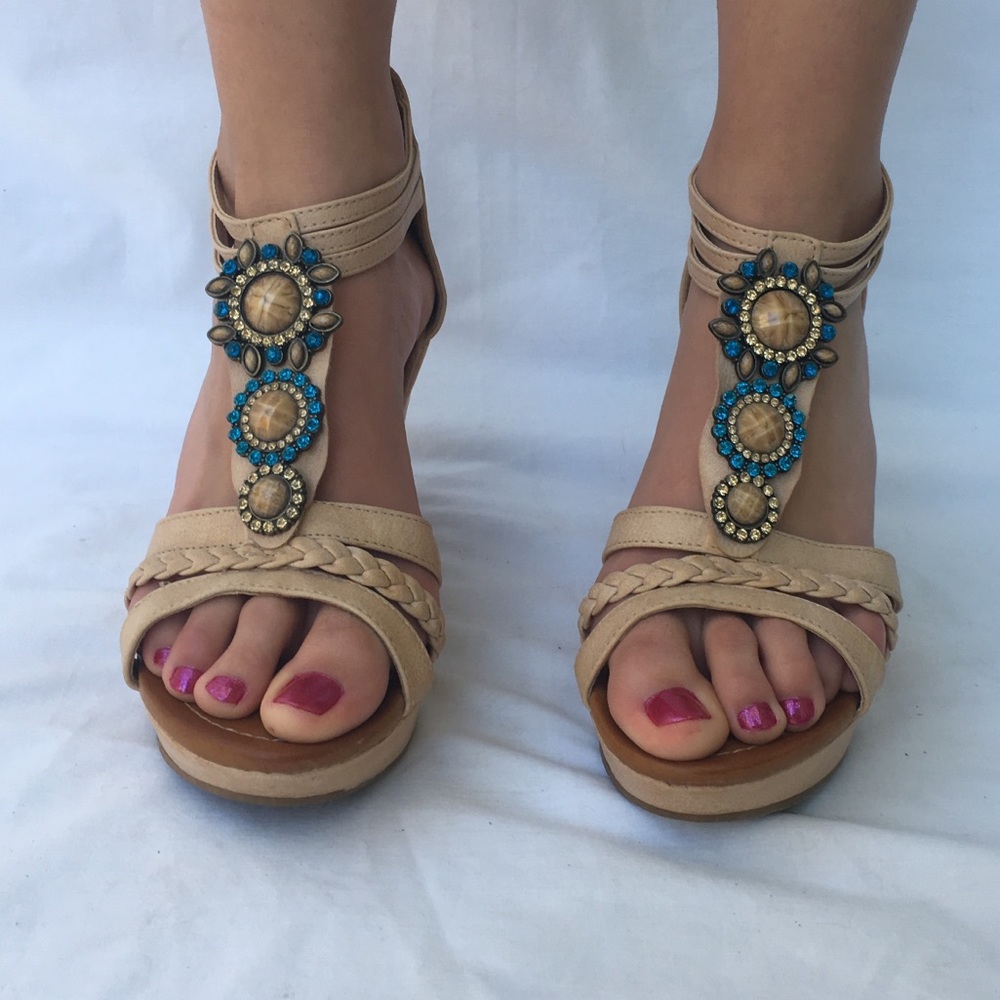 TOP MODA Bedazzled Jewel nude wedges sz 7